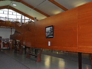 Im Kaurimuseum - ein Brett von 16 Meter Laenge