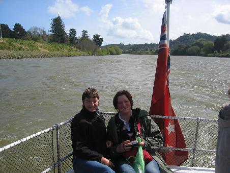 Michaela und Antje auf Bootstour in Wanganui