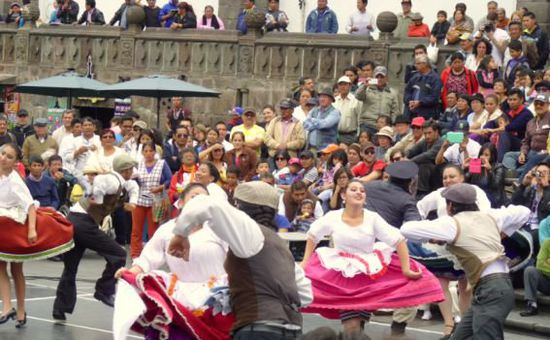 Tanzfestival in Quitos Altstadt