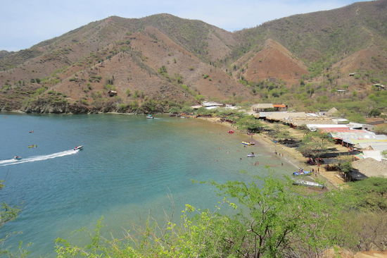 Der grosse "zugebaute" Strand (Kolumbianer lieben es wohlbemerkt)