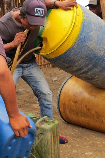 Hier wird das Benzin noch mit dem Mund angesaugt