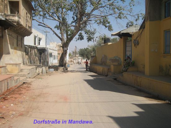 So wie diese Straße in Mandawa präsenieren sich viele andere, diese hier ist aber noch ziemlich gut.