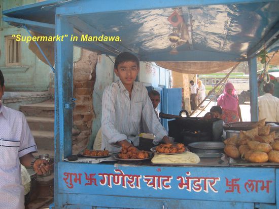 Eine erstaunliche Vielfalt bieten die Märkte, nicht immer mit solch
schönem Stand, häufig sitzen die Händler einfach auf der Straße im Staub.