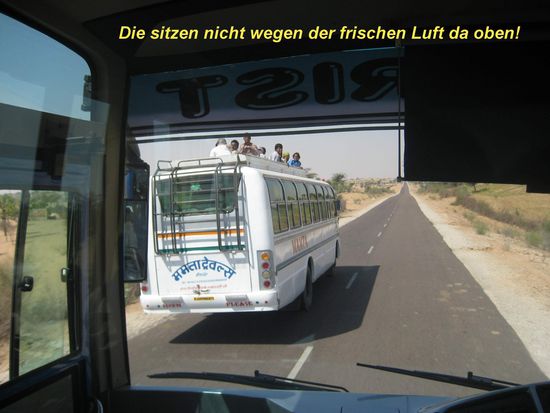 Wenn der Bus voll ist, wo bleibt man dann? Na wo schon:
Auf dem Dach natürlich!
