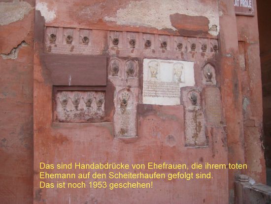 Früher gingen die Frauen nach dem Tod ihres Mannes mit auf den Scheiterhaufen und wurden verbrannt. Alle Hindus werden auch heute noch verbrannt. Die Witwenverbrennung gab es noch bis 1953. Die Moslems werden beigesetzt.