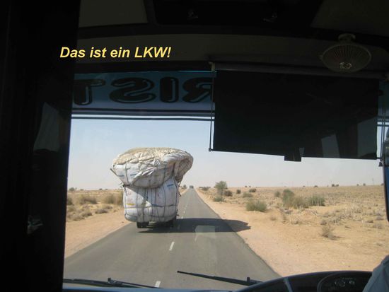Diese Art von LKW mit seitlich überstehender Ladung beherrschen
das Straßenbild.