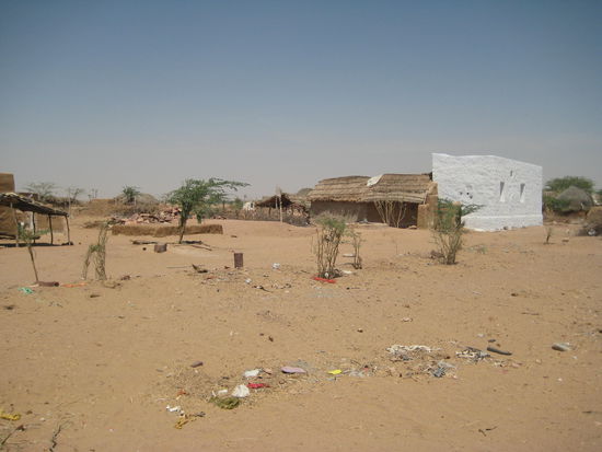 Wir nähern uns einer kleinen Ansiedlung, wollen mal sehen,
wie die Menschen hier leben. Es gibt ca. 15-20 Bewohner.
Von den Kindern geht wohl eines in die Schule. Ein Mädchen von etwa 11 Jahren ist sehr stolz, dass es mühsam bis "10" zählen
kann.