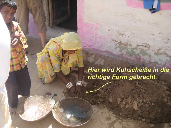 Egal. was die Frauen machen, ob sie auf dem Feld arbeiten oder das tun , was im Foto zu sehen ist: Sie sind immer gut und farbenfroh gekleidet.