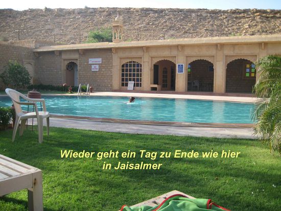 Nach der täglichen Hitze von über 40 Grad ist ein erfrischendes
Bad eine Wohltat. Allerdings ist die Temperatur bei der sehr niedrigen Luftfeuchtigkeit recht gut zu ertragen.