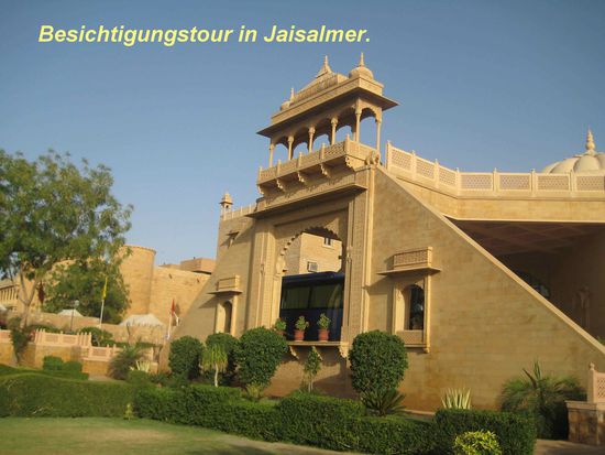 Paläste un sonstige herrliche Bauten bilden den großen Kontrast
in den Städten.