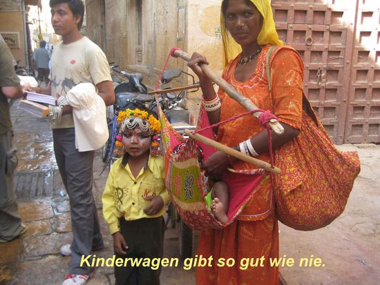 Kinder werden entweder getragen, oder aber sie müssen 
laufen.Eine Inderin lässt ihr Kind nie im Kinderwagen, aus Angst, dass es gestohlen wird.