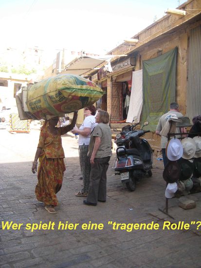 Es ist schon ungewöhnlich für uns, die Frauen so arbeiten zu sehen . Selbst an einer Beton-Mischmaschine haben wir sie in Aktion gesehen.