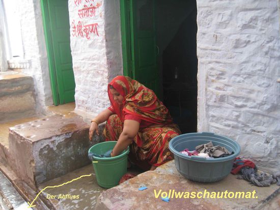 Die Wäsche wird auf der Straße gewaschen, der Abfluss 
liegt direkt vorm Haus. Wie praktisch...