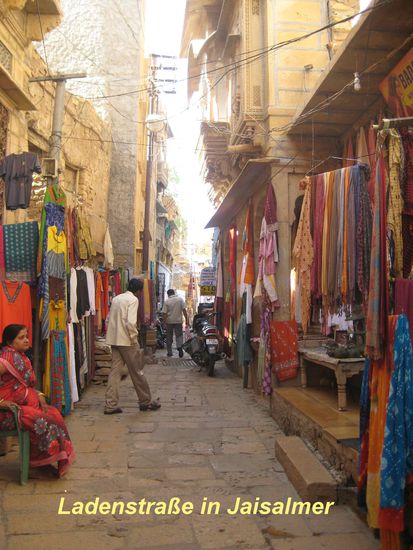 Es ist eine sehr fremde Welt, in die wir eingetreten sind.
Dieses ist schon eine sehr schöne Einkaufstraße.