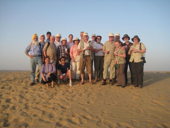 Nach dem (für mich sehr strapziösen) Kamelritt tritt die 
Truppe zum erinnerungsfoto auf der Düne an.