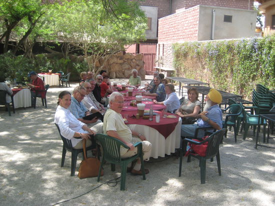 Die Orte zur Mittagspause wurden von unserem Reiseleiter Deebak immer sehr gut ausgesucht. Wir sitzen in einer Oase
und lassen uns verwöhnen, wobei das indische Essen durchaus gewöhnungsbedürftig ist...