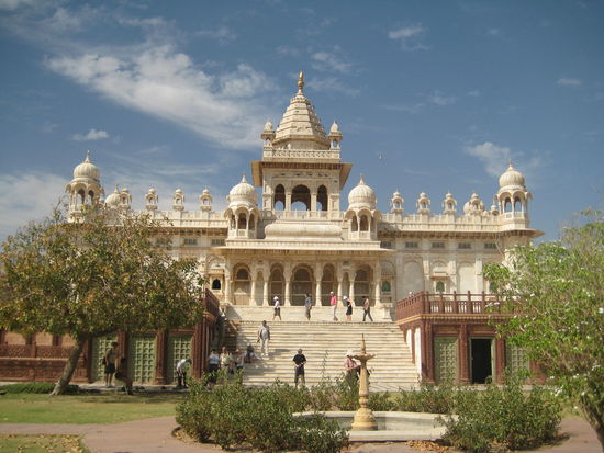 Beeindruckender Besuch eines Mausoleums in der Nähe von
Jodhpur, der "blauen Stadt".