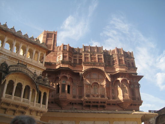 Die Festung von Jodhpur. Es ist schon schwierig, den jeweils besten Blickwinkel zu zeigen. Wunderschöne Ausblicke wie hier "lauern" an jeder Ecke...