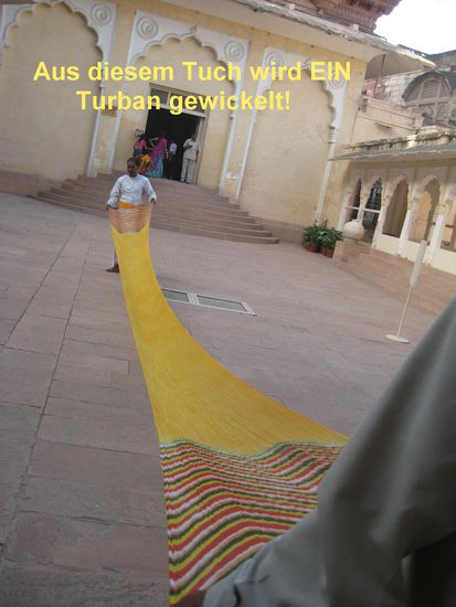 Aus dieser ca. 12-15m langen Stoffbahn wird kunstvoll ein Turban
auf dem Kopf platziert.