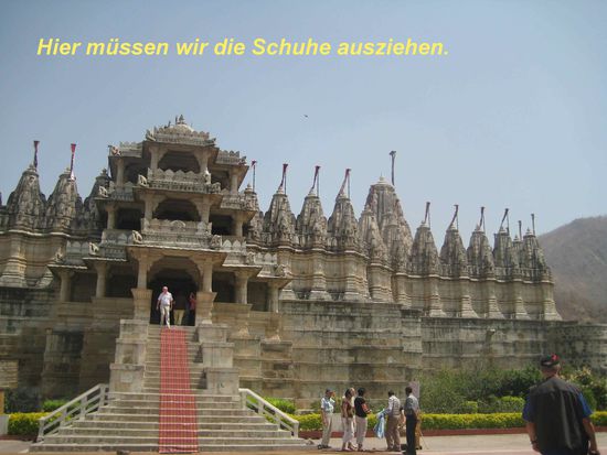 Wie bei vielen anderen "geistlichen" Gebäuden ist es auch hier
vorgeschrieben, beim Betreten die Schuhe auszuziehen.