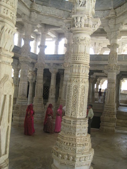 Alle Kostbarkeiten kann man nicht zeigen, aber solche Arbeiten
aus dem wohl härtesten Marmor der Welt zeugen von der 
großen Kunst der Erbauer.