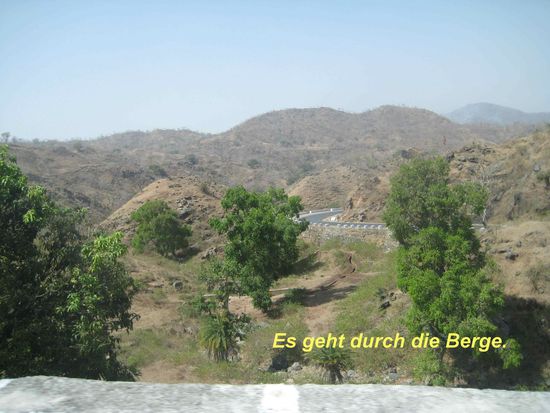 Auf dem Weg nach Udaipur durchqueren wir eine langgestreckte 
Gebirgskette.