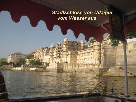 Während der Bootsfahrt auf dem Pichola-See bei Udaipur sehen
wir schon mal das Stadtschloss, das wir später noch besuchen.