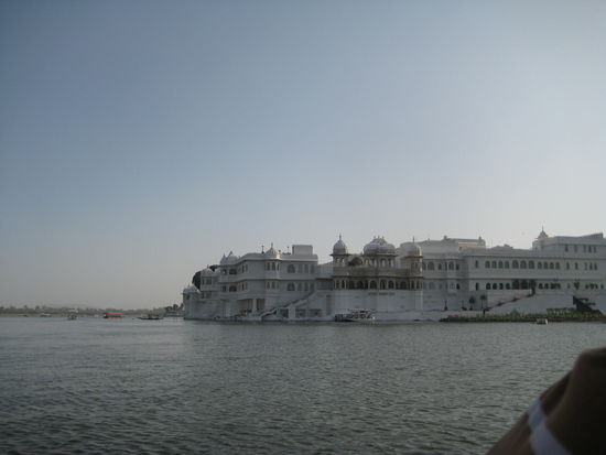 Nach Aussage unseres Reiseleiters Deebak ist hier das "teuerste Hotel der Welt" zu sehen. Bei Logispreisen von 50-1500 € pro Person und Tag ist das Haus während der 
Hauptsaison ständig ausgebucht. Gebaut wurde als Insel im See.