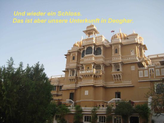 Träume aus 1001 Nacht kommen einem in den Sinn, wenn in 
einer solch malerischen Umgebung die Unterkunft wartet. Am Abend wird hier hoch über den Dächern des Dorfes Deoghar
das abendliche Buffett serviert. Ein traumhafter Abend.