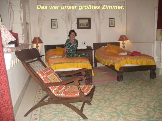 Das ist nur ein Teil des Zimmers, dazu ein Bad in Größe eines Wohnzimmers. Deckenhöhe dürfte gut 4 Meter gewesen sein.
Alles ausgebaute Räume des Palastes.