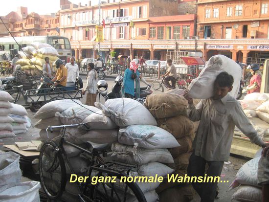 Nun machen wir mit unserem Deebak einen Ausflug in die Haupstraße von Jaipur, immerhin die Hauptstadt von Rajsthan.
Viel tolle Überraschungen erwarten uns hier.