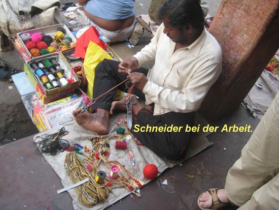 Auch der Schneider hat seine Gerätschaften ausgebreitet.