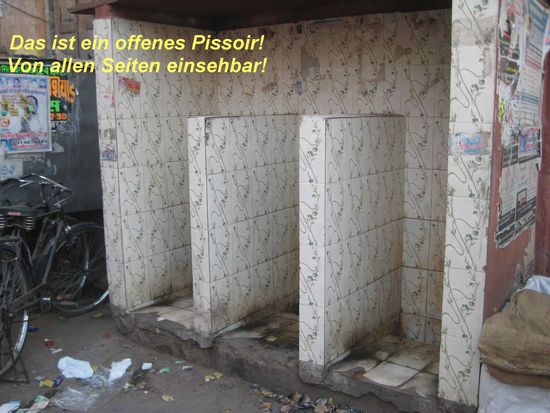 Diese "Anlage" befindet sich unmittelbar an der Hauptstraße in Jaipur.