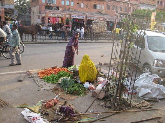 Die Stände reichen bis an den Rand der Fahrbahn.
