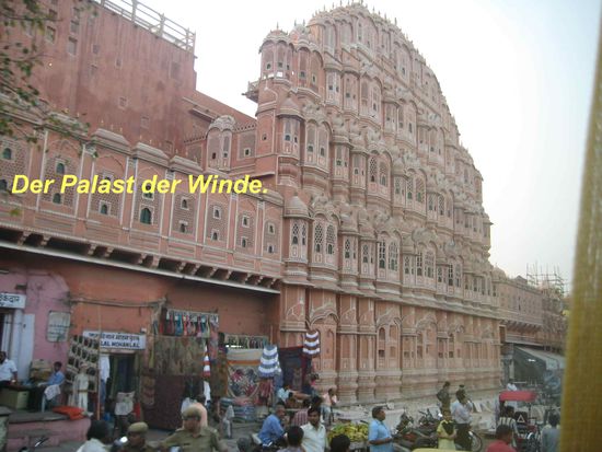 In dem berühmten Buch "Der Palast der Winde" von M.Kaye wird ein Teil indischer Geschichte beschrieben.