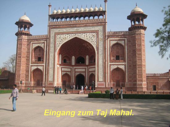 Hinter dieser Fassade verbirgt sich  das Hauptziel unserer Reise: DasTaj Mahal.