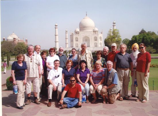 Wir sind am Ziel: Unser Reiseleiter Deebak sitzt zu Füßen der Gruppe, die er zwei Wochen erstklassig geführt hat. Das Taj Mahal wurde vor 350 Jahren von einem Maharadscha als Grabmahl für seine "Lieblingsfrau" erichtet, die im Alter von 
38 Jahren bei der Geburt des 14. Kindes gestorben war.