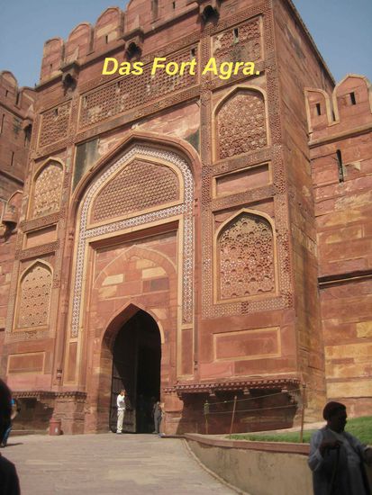 Das Fort Agra war einst Hauptstadt von Rajasthan. Hierher wurde der Erbauer des Taj Mahal von seinem Sohn verbannt, nachdem er vom Thron gestürzt worden war.