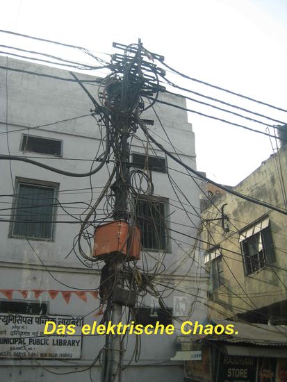 Solch "fliegende" Verdrahtungen sind an der Tagesordnung. Da macht auch Indiens Hauptstadt Delhi keine Ausnahme.