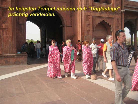 Unsere Damen gelten anscheinend als "Ungläubige", denn sie mussten diese rauschenden Gewänder anlegen.