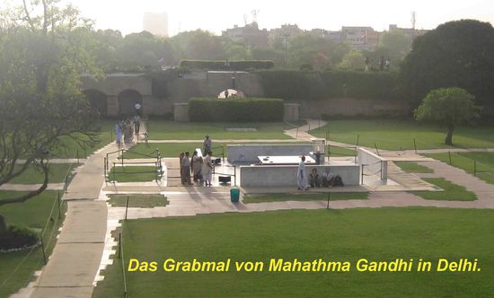 Das Grabmahl von Mahatma Gandhi ist beeindruckend. 
Er wurde am 31. Januar 1948 von einem Hindu erschossen.
Ein Jahr zuvor hatte er die Unabhängigkeit Indiens von England erreicht.
