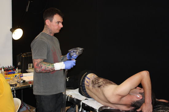 Einer vielen Tattooartisten auf dieser Show...