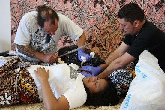 Hier wird eine Maorifrau traditionell tattooviert...faszinierend