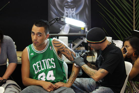 Hier sitzt ein Guy welcher 7 Stunden tattooviert wurde und dies ist auch der Tattoovierer von Robby Williams....