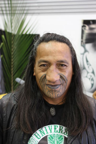 Dieser Maori wollte ich unbedingt noch fotographieren, er erinnerte mich an jemanden.
Er liess sich nach mir auch von Haki tattoovieren zum x-ten Mal...