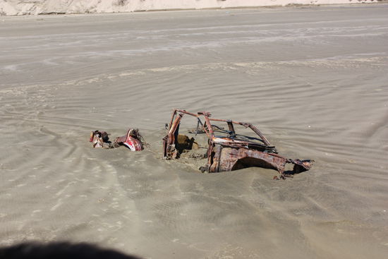 Dies ist ein altes Auto welches schon 2 Jahre eingegraben ist.