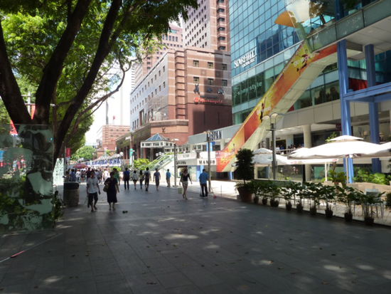 Orchard Road ... die Einkaufsstrasse schlecht hin. Der helle Wahnsinn, ein Einkaufszentrum neben dem naechstet. Da wird jede Frau verreuckt. Ich konnte mich aber Gott sei Dank zurueck halten