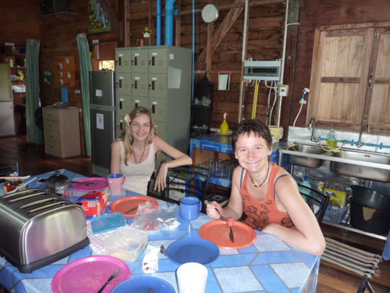 Happy People, Susanna die Resort Managerin und Katrin die Voluntaerin
