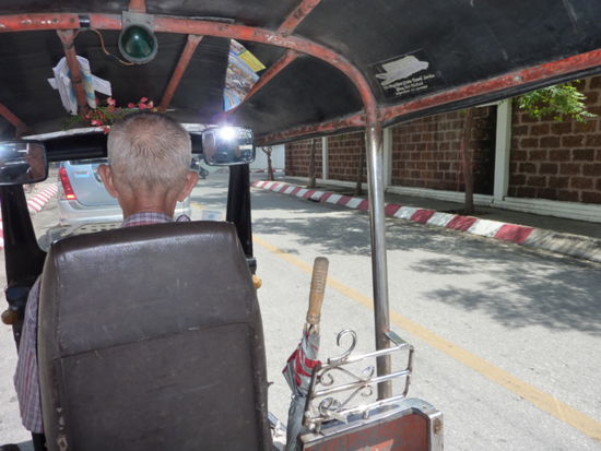 Blick aus dem Tuk Tuk auf dem Weg zum beruehmten Chiang Mai Zoo