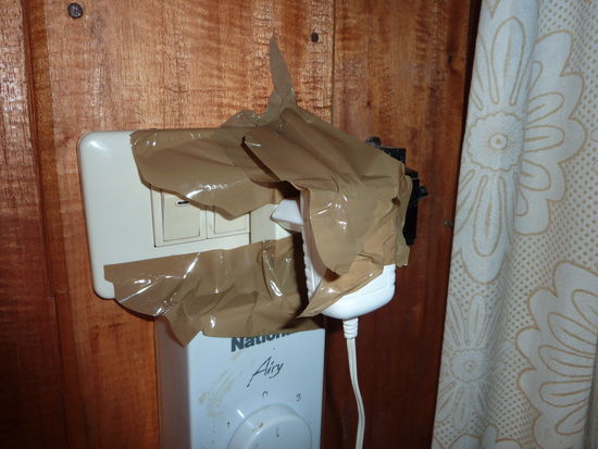 Thailaendische Steckdose - der Adapter hat leider nicht viel genutzt. Papa, Du siehst das GUTE Klebeband muss wirklich fuer alles herhalten.